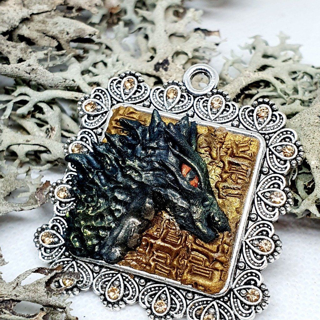 collier carré dragon légendaire