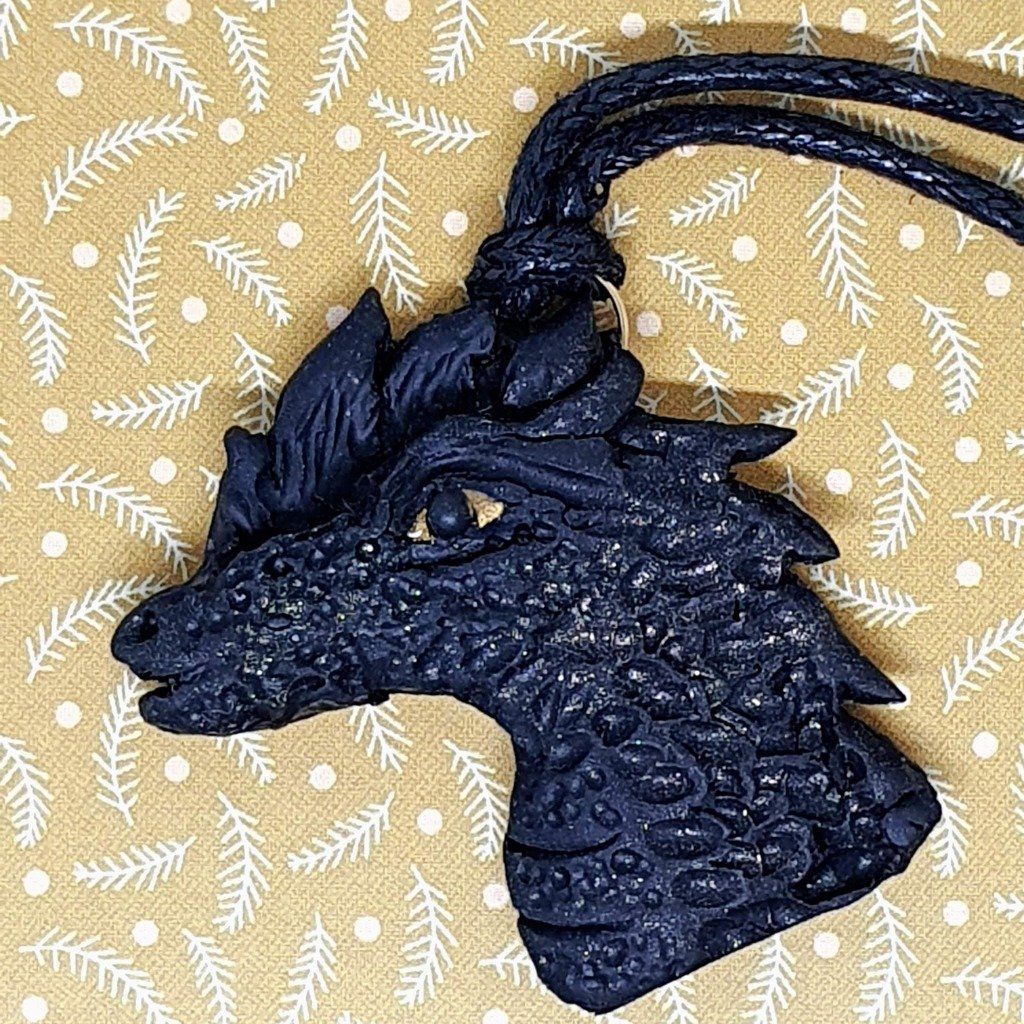 collier avec pendentif dragon