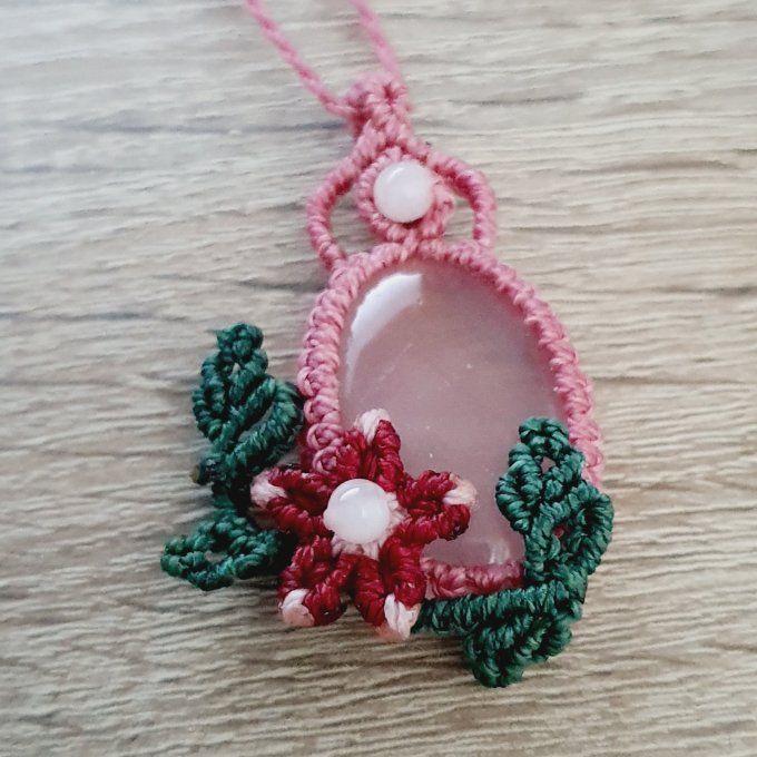 Jardin secret - collier artisanal en micro macramé , quartz rose et fleur