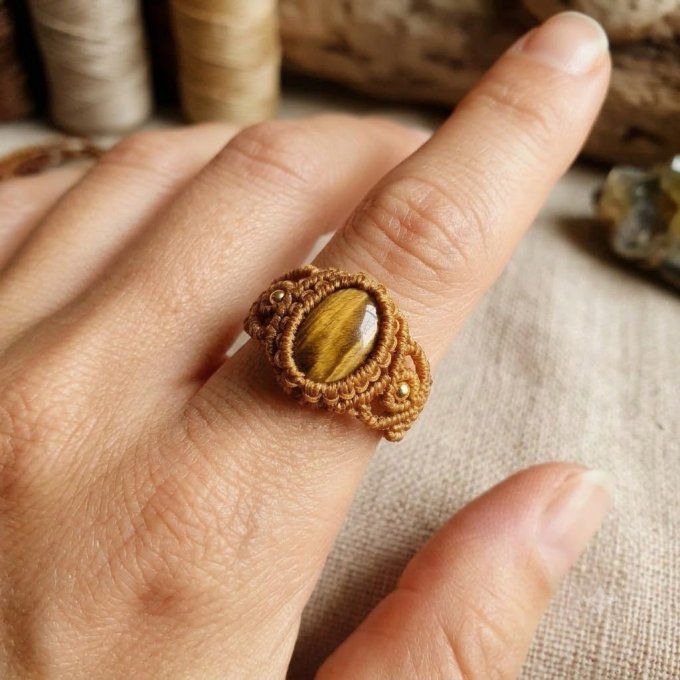 bague pierre eil de tigre sertie et micro macramé