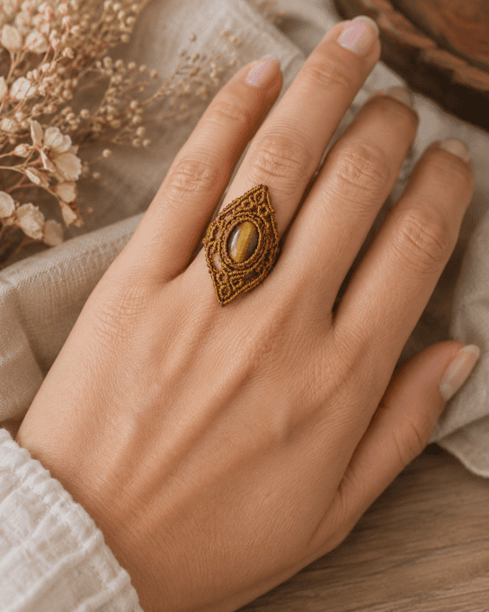 Bague "Mystère Énigmatique" - bague en micro macramé et oeil de tigre