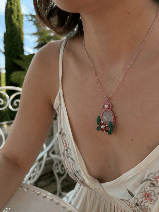 Collier Jardin Secret en micro macramé avec quartz rose, fleur et feuilles