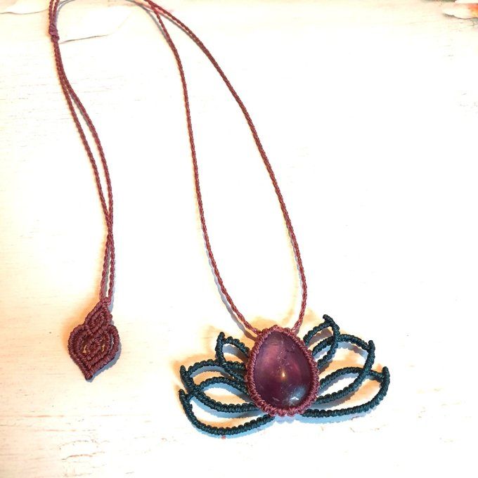 Collier fleur de lotus et pierre gemme