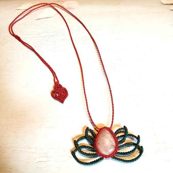 Collier fleur de lotus et pierre gemme