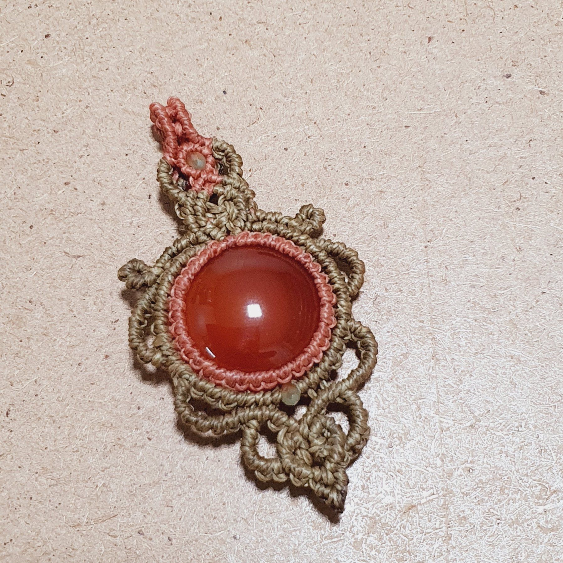 Secret de Cornaline - collier micro macramé et pierre naturelle