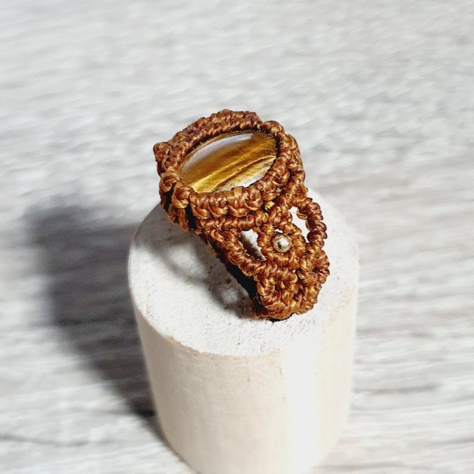 Bague Ecorce dorée - pierre oeil de tigre et micro macramé