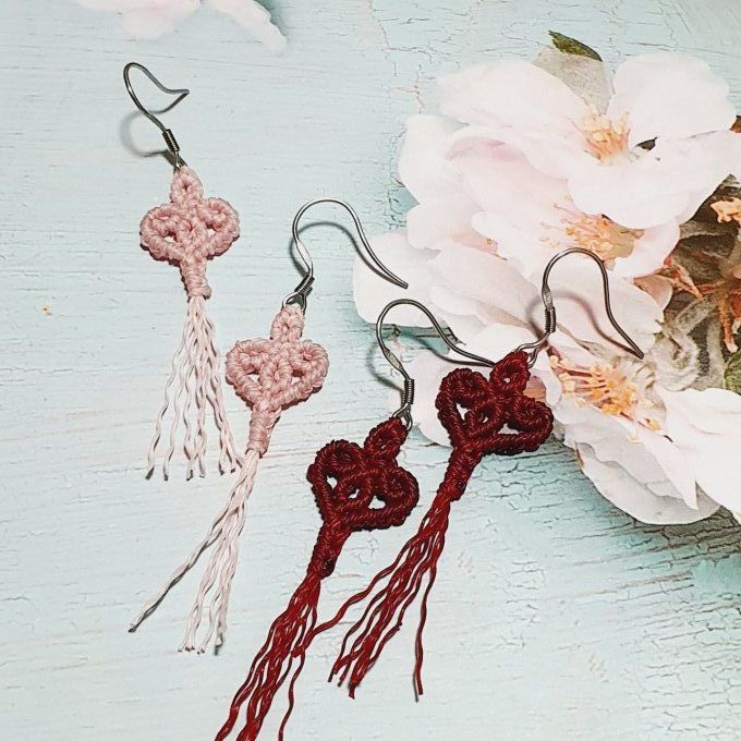 Boucles d'oreilles pendantes coeurs style médiéval