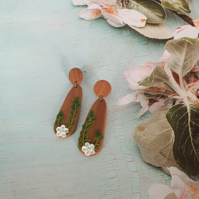 boucles d'oreilles sur bois - feuillage et fleur blanche