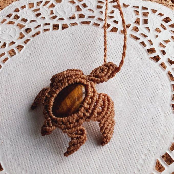 collier-tortue-macrame-oeil-de-tigre