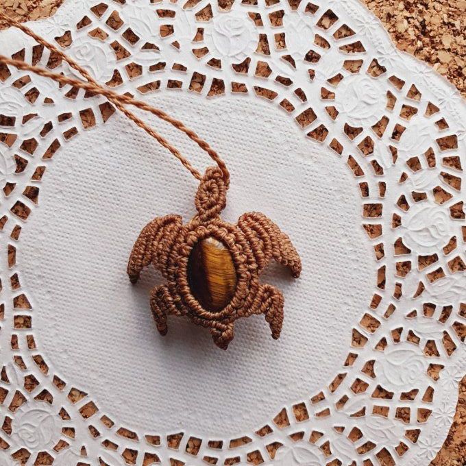 collier tortue et pierre Oeil de Tigre