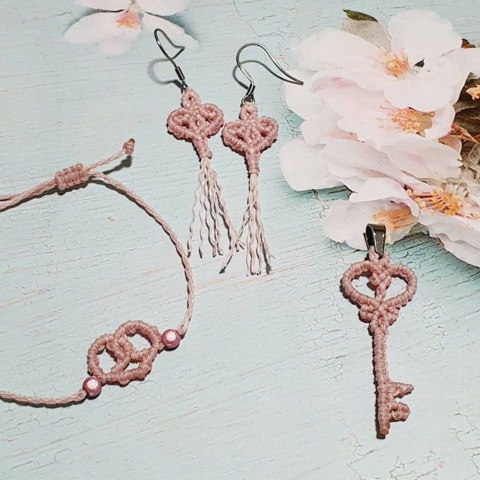 Boucles d'oreilles pendantes coeurs style médiéval